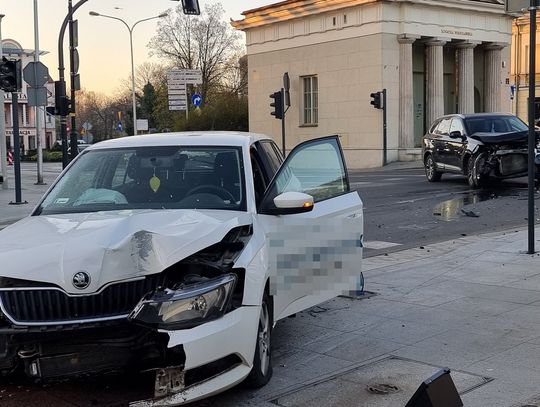 Zderzenie przy Rogatce.  Skoda zepchnięta na przejście dla pieszych