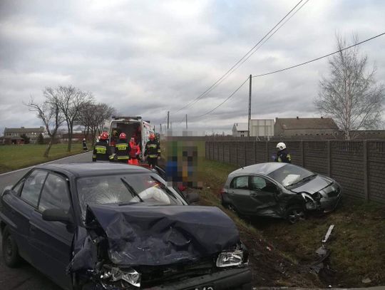 Zderzenie samochodów na krajowej  „15”. Dwie osoby poszkodowane ZDJĘCIA