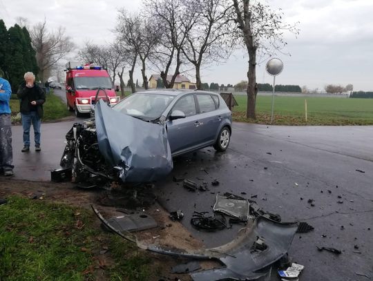 Zderzenie samochodów na skrzyżowaniu. Ranny 14-letni pieszy ZDJĘCIA