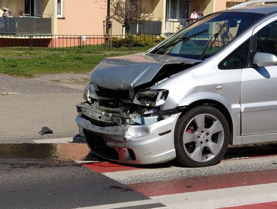 Zderzenie samochodów na ul. Poznańskiej i potrącona 17-latka ZDJĘCIA