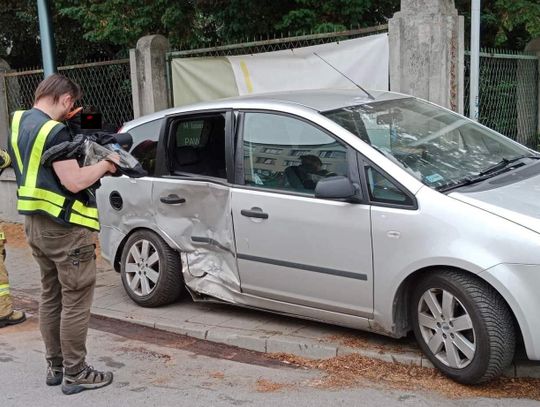Zderzenie trzech aut na Młynarskiej. Sprawca „na podwójnym gazie” ZDJĘCIA