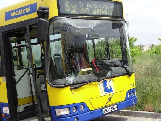 Zderzenie trzech aut, w tym autobusu KLA