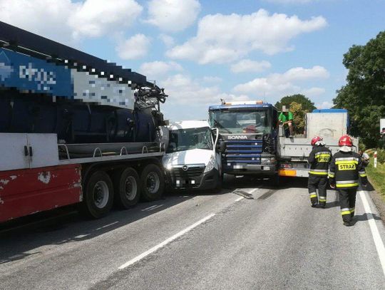 Zderzenie trzech ciężarówek i i dostawczaka na krajowej „36” ZDJĘCIA