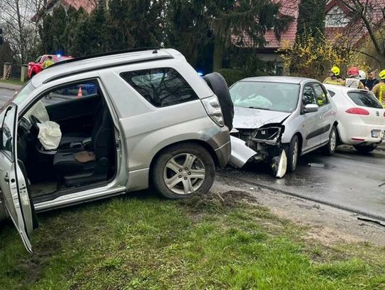 Jeden skręcał w lewo, doszło do potrójnej stłuczki. Trzy osoby w szpitalu