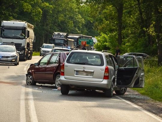 Zderzenie trzech samochodów na krajowej „12”. Poszkodowane dziecko ZDJĘCIA