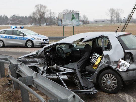 Zderzenie volkswagena z ciężarówką ZDJĘCIA