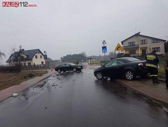 Zderzenie volvo i volkswagena. Jedna osoba w szpitalu ZDJĘCIA