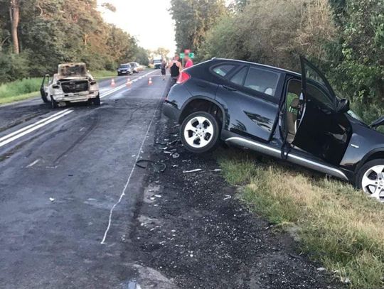 Zderzenie w Antoninie. Auto stanęło w płomieniach ZDJĘCIA