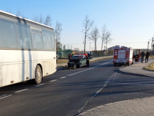 Zderzenie z autokarem przewożącym dzieci. Nie żyje młody kierowca