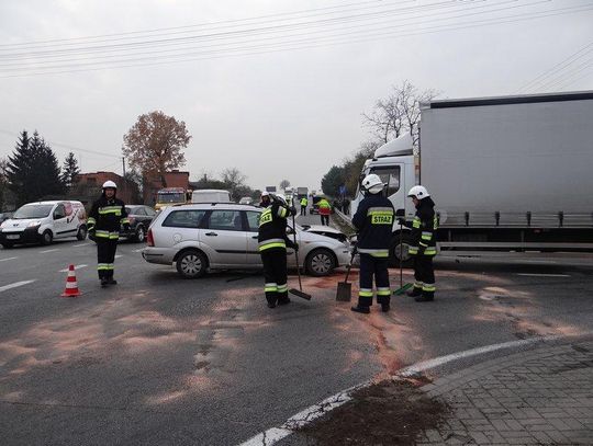 Zderzenie z ciężarówką: żona urodziła, pędził do szpitala ZDJĘCIA