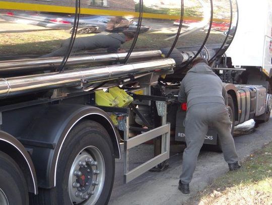 Zderzenie z TIR-em. Setki litrów ropy na drodze ZDJĘCIA