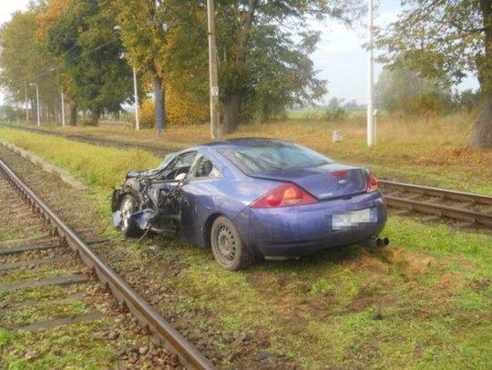 Zderzył się z pociągiem. Z wypadku wyszedł bez szwanku ZDJĘCIA