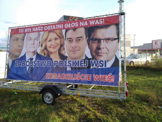 „Zdradziliście wieś!”. Politycy z naszego okręgu na mobilnych banerach ZDJĘCIA