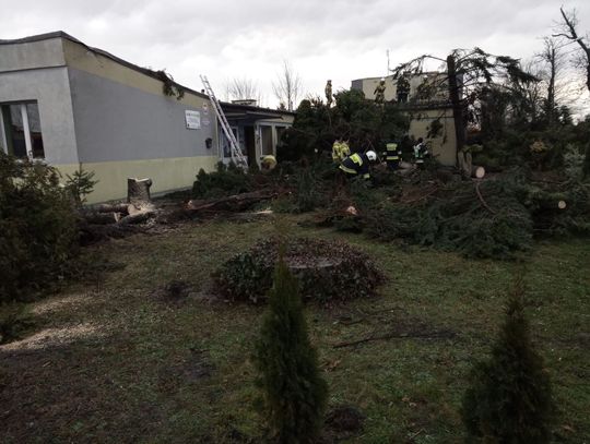 Zerwany dach szkoły, trąba powietrzna w Dobrzycy. To jeszcze nie koniec