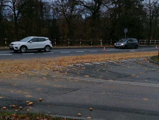 Ziemniaki wysypały się na krajówkę. Są utrudnienia w ruchu ZDJĘCIA