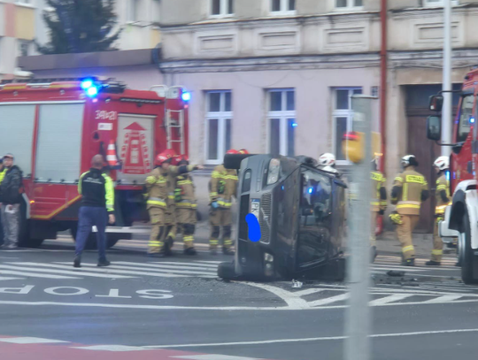 Zignorował czerwone światło. Auto przewróciło się na bok