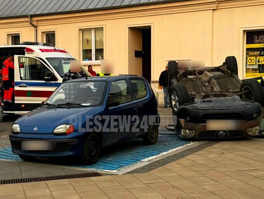 Zignorowała znak STOP. Auto dachowało