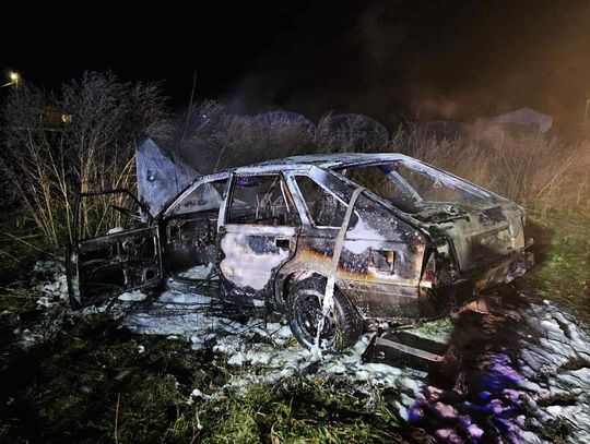 Zjechał z drogi i dachował. Polonez spłonął na polu ZDJĘCIA Zjechał z drogi i dachował. Polonez spłonął na polu ZDJĘCIA