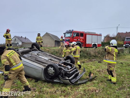 Zjechał z drogi i dachował. Poszkodowany z urazem głowy