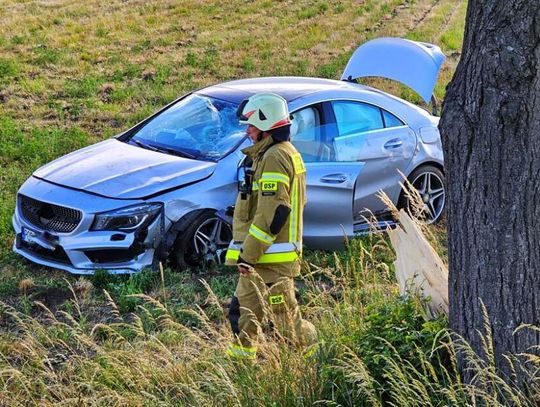 Zjechała z drogi i uderzyła w drzewo. 64-latka w szpitalu