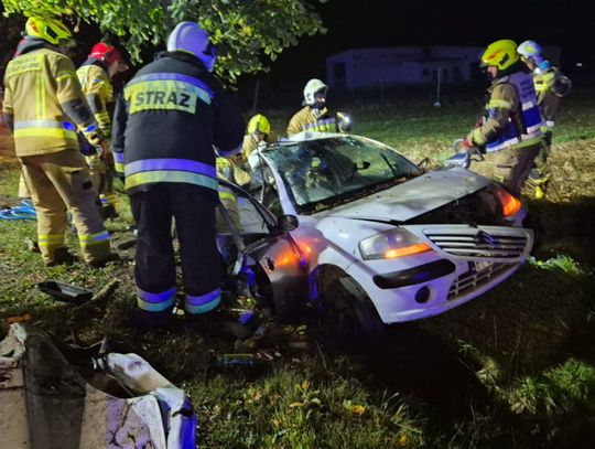 Zjechała z drogi i uderzyła w drzewo. Młoda kobieta zginęła na miejscu