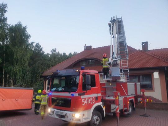 Złodziej przed policją uciekł na dach i zagroził samobójstwem. Użyto podnośnika, lin i ręcznego miotacza pieprzu ZDJĘCIA