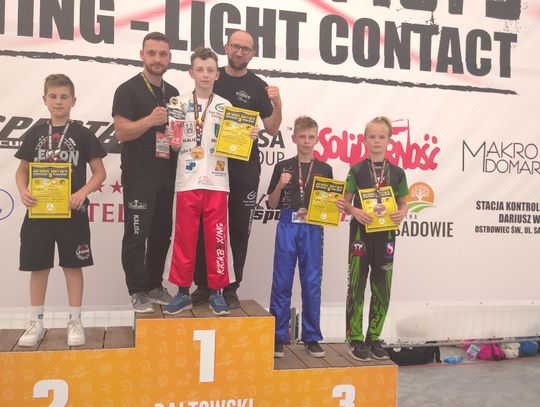 Złoto w light contact. Młodzi kickbokserzy Ziętek Team na podium w Bałtowie