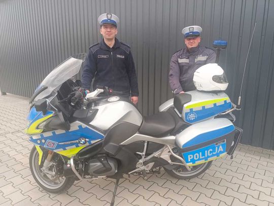 Zmiażdżona rączka 2-latka. Rodzinę eskortowała policja