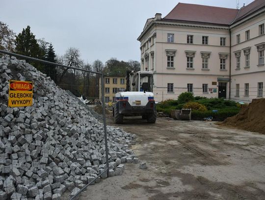 Zmienia się wnętrze i otoczenie Starostwa Powiatowego w Kaliszu ZDJĘCIA