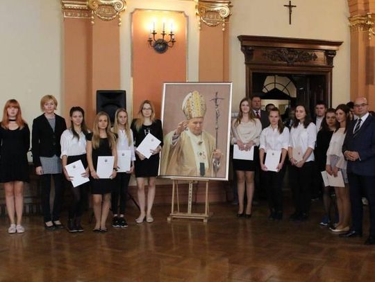 Znamy nazwiska stypendystów im.  Jana Pawła II. Sprawdź, kto jest na liście