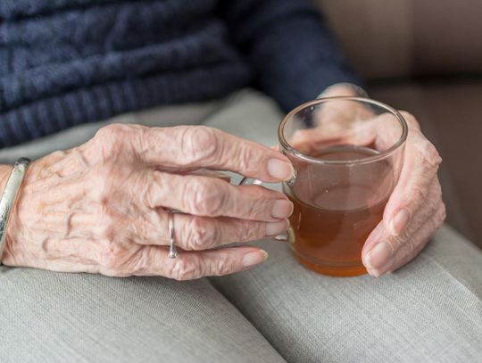 Znęcał się nad 80-letnią matką. Żeby zdobyć 10 złotych pobił staruszkę laską