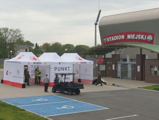 Żołnierze montują drive-thru. Od jutra będą testować kaliszan na obecność koronawirusa