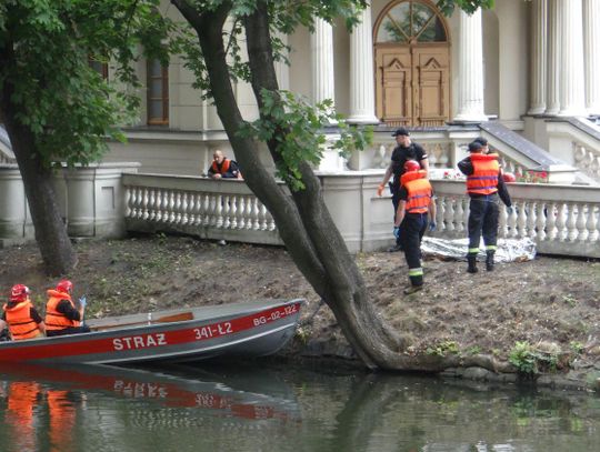 Zwłoki mężczyzny w rzece przy Villi Calisia ZDJĘCIA