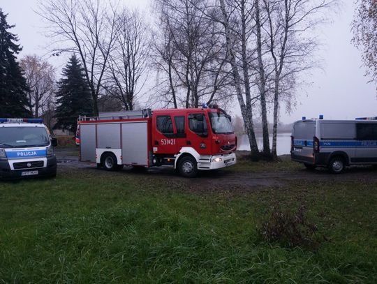 Zwłoki młodego mężczyzny w stawie. Na brzegu leżały butelki po alkoholu