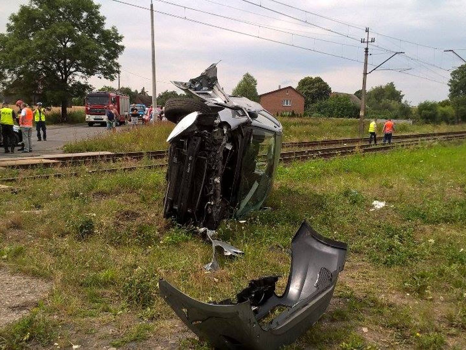 Wypadek Na Przejeździe Kolejowym Osobówka Wjechała Pod Pociąg ZdjĘcia