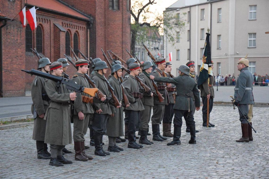 100 lat Republiki Ostrowskiej. Wielkie plenerowe widowisko ZDJĘCIA