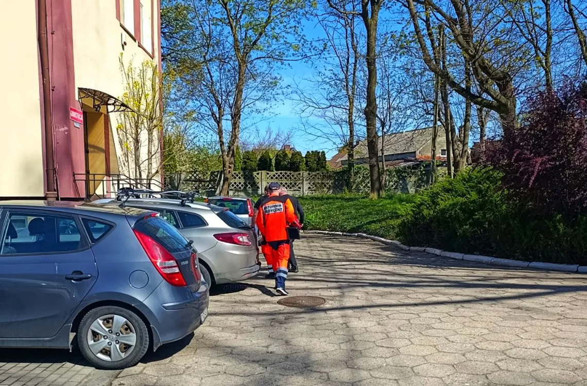 15-latek na motocyklu potrącił swoich kolegów. Jeden z nich wylądował w szpitalu