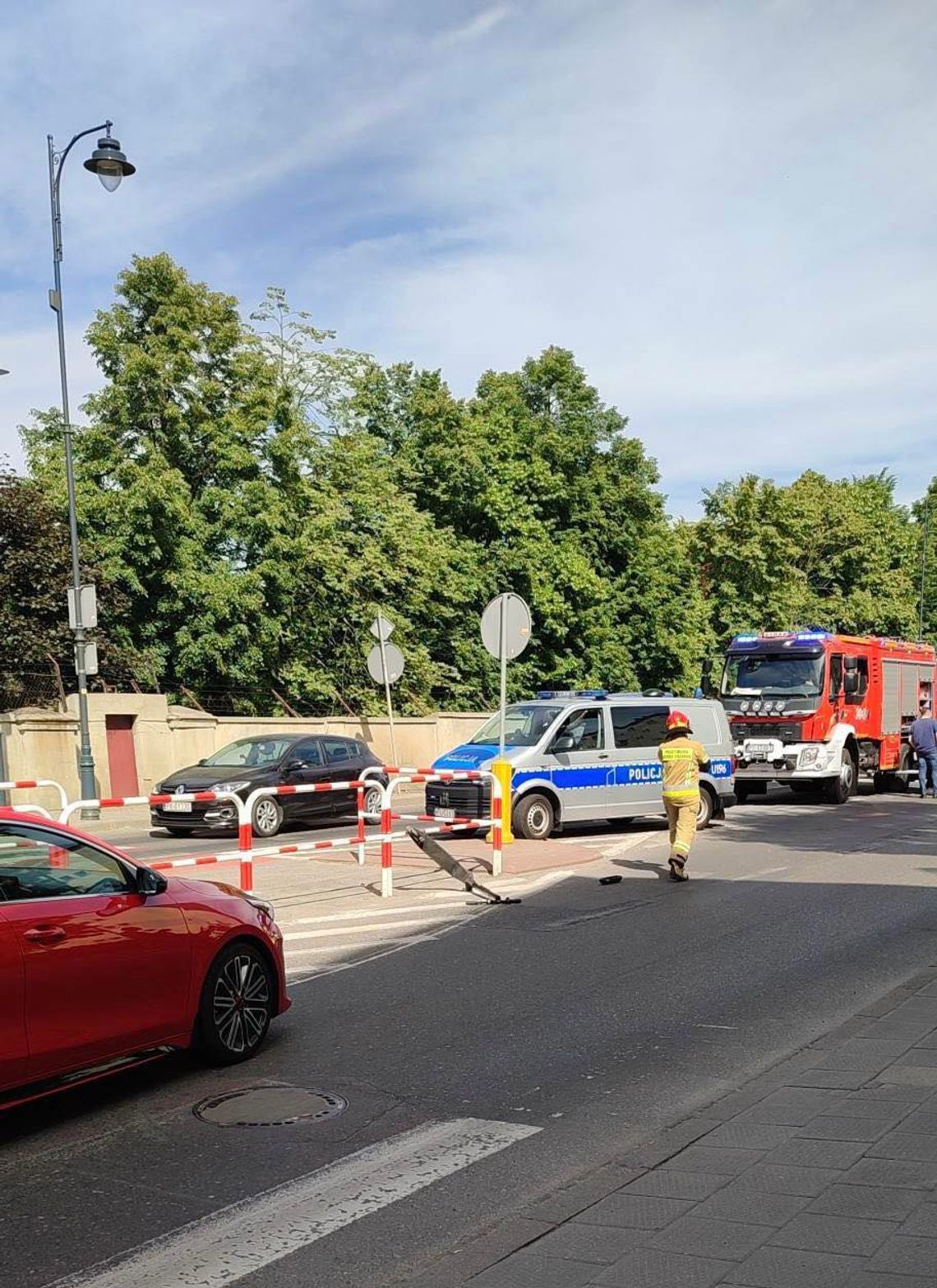 16-latek na hulajnodze potrącony na pasach. Wjechał wprost pod auto