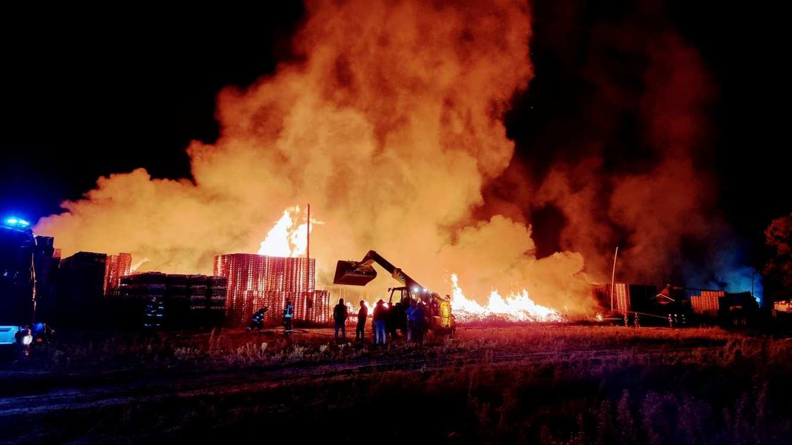 160 strażaków walczyło z pożarem. Straty będą ogromne ZDJĘCIA