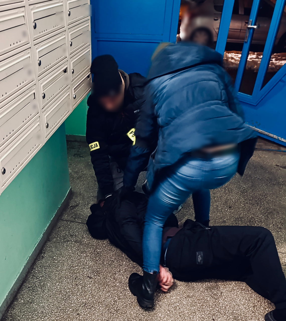 17-latek przyszedł po pieniądze. Na klatce czekała policja 17-latek przyszedł po pieniądze. Na klatce czekała policja