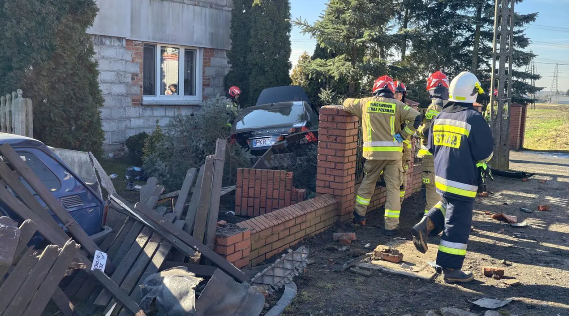 18-latek stracił panowanie nad autem. Dziadkowie w szpitalu! 18-latek stracił panowanie nad autem. Dziadkowie w szpitalu!
