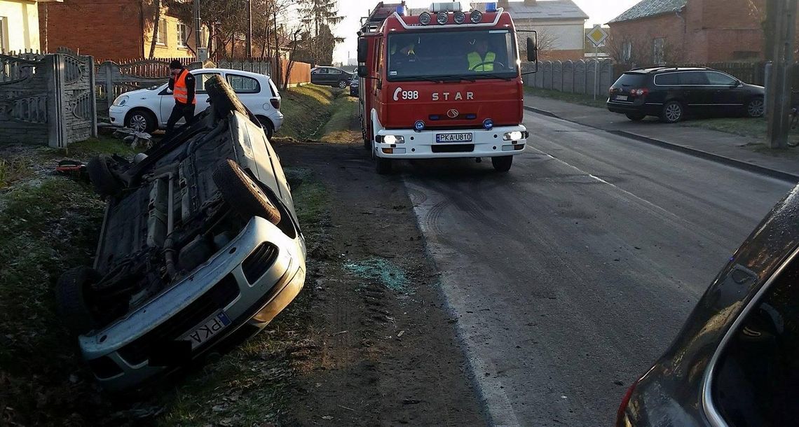 18 - latka dachowała w rowie. Zawinił pieszy ZDJĘCIA