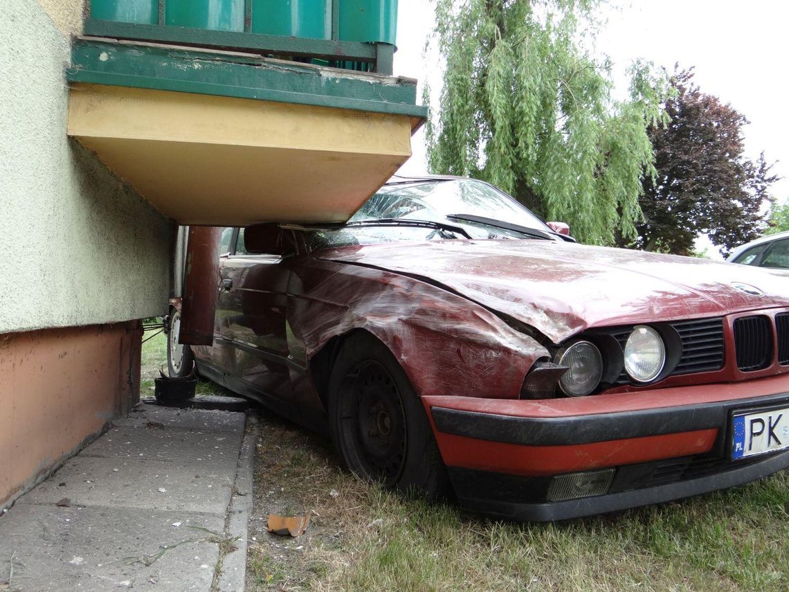 18-letni kierowca BMW wjechał w… balkon. Prawo jazdy ma od miesiąca ZDJĘCIE