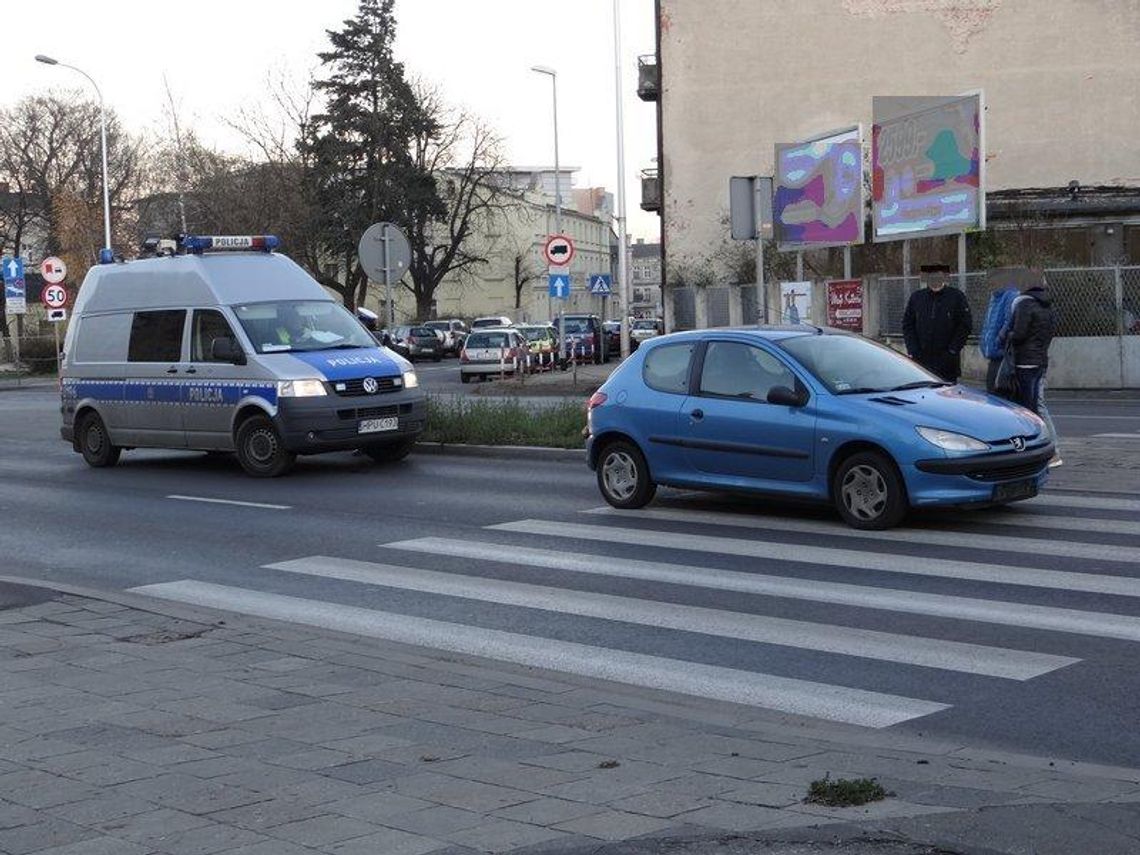 19-latek potrącił kobietę na pasach ZDJĘCIA