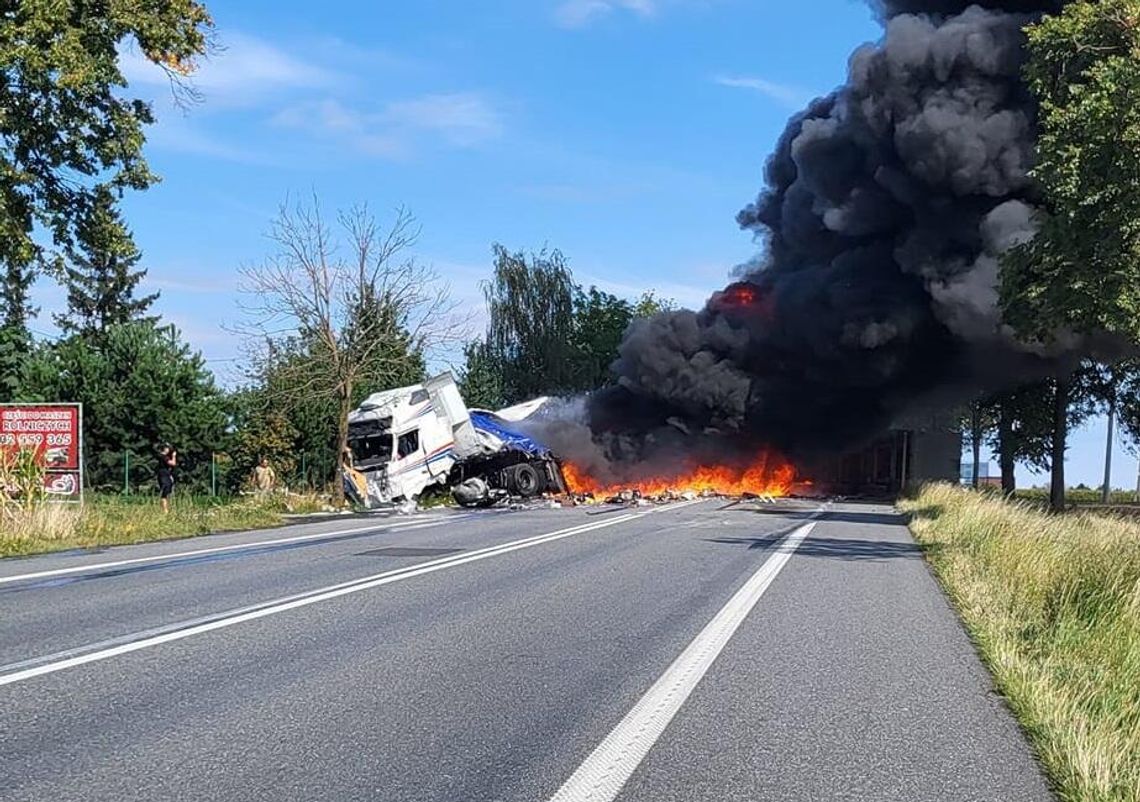 3 auta stanęły w płomieniach. Nie żyje kierowca