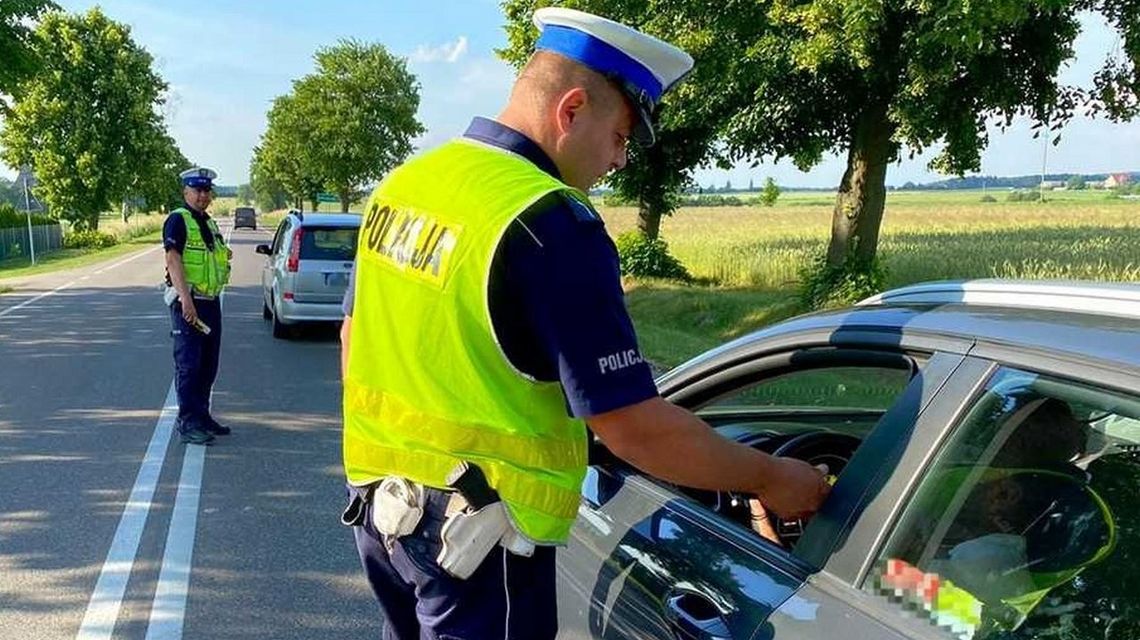 36-latka spała pijana w aucie na poboczu. Policja ustala czy wcześniej kierowała