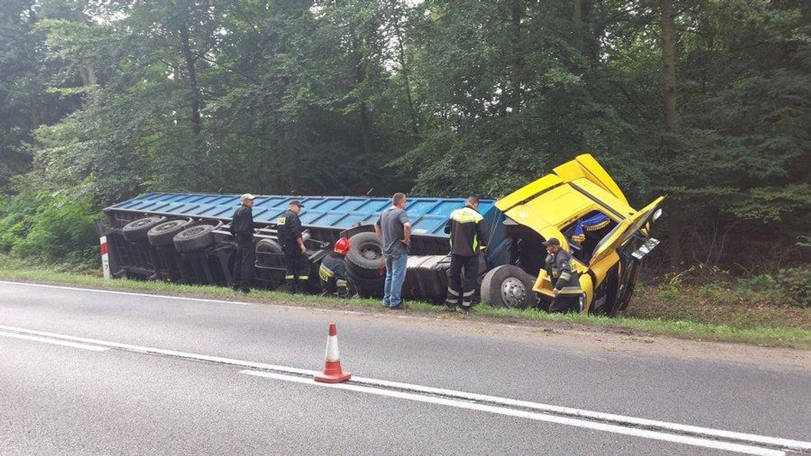 40 – tonowa ciężarówka wpadła do rowu ZDJĘCIA