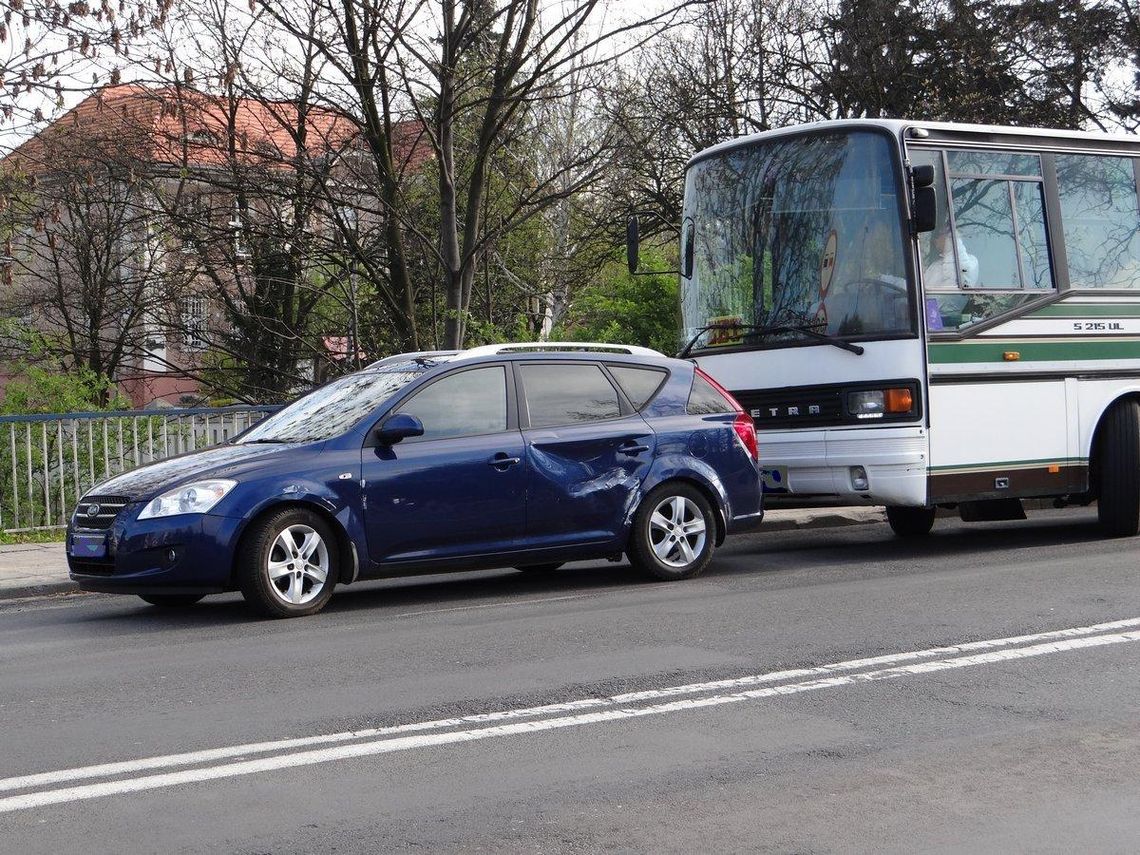 450 złotych za nieuwagę. Kolizja osobówki z autobusem ZDJĘCIA