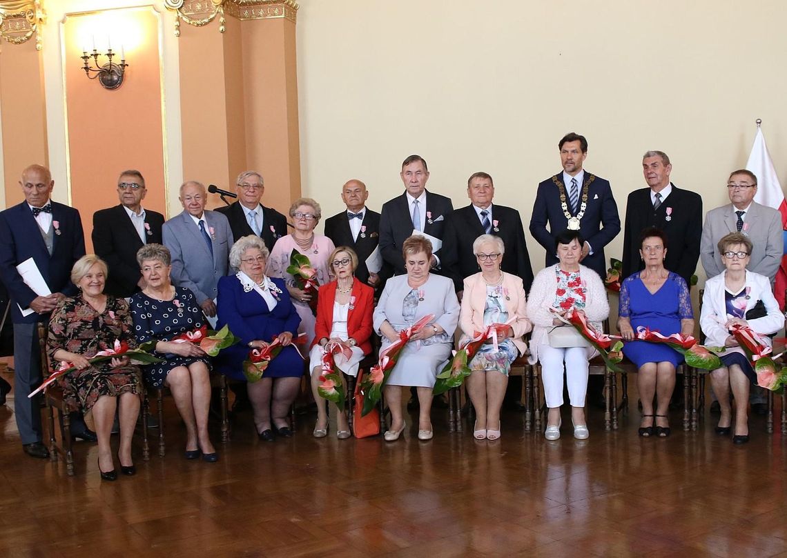 50 lat minęło. Pary z Kalisza świętowały złoty jubileusz małżeństwa ZDJĘCIA