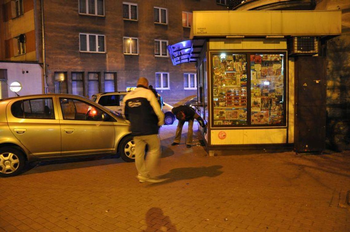 69-latek wjechał w kiosk ZDJĘCIA